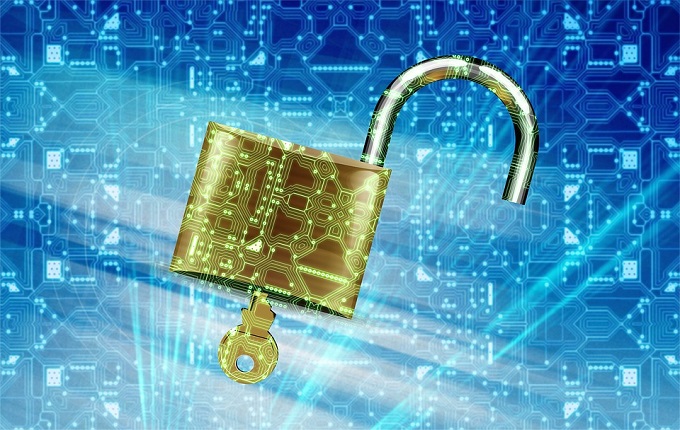 Das Bild zeigt ein geöffnetes Schloss mit Schlüssel vor einem Hintergrund, der an eine Computerplatine erinnert. Das Schloss symbolisiert die 2FA. Foto: Pixabay